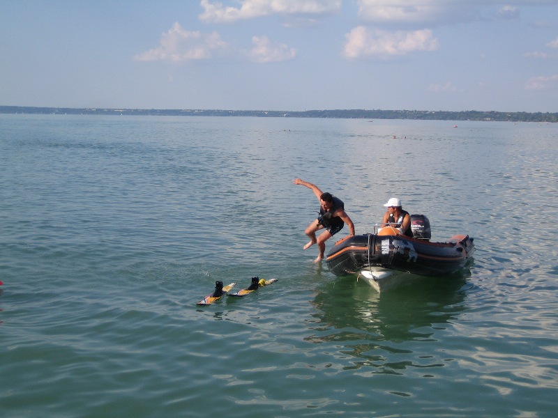 Réza předvádí jak správně vystupovat z Lifeguards člunu.JPG